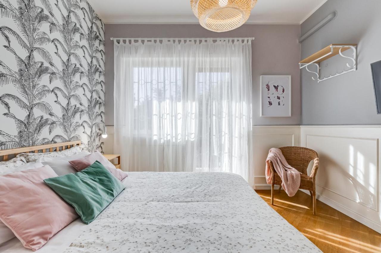 Bmga L Incredible 3bdr With Balcony In Center