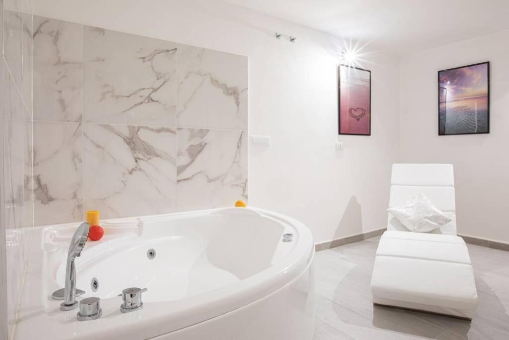Unforgettable Split Level Jacuzzi Navona *