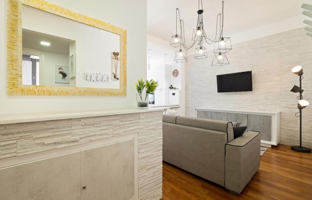 3 Bed Modern Flat - 15 Minutes Walk To Colosseum Apartment *