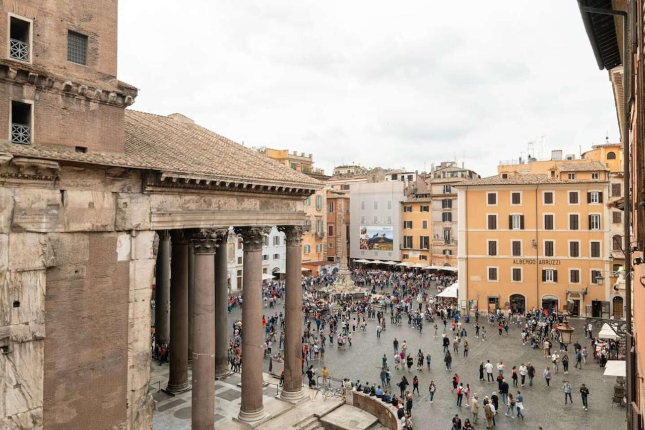The Artist's House In Front Of Pantheon * Roma
