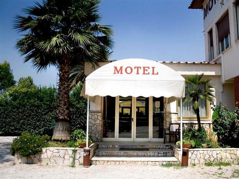 Salaria Hotel
