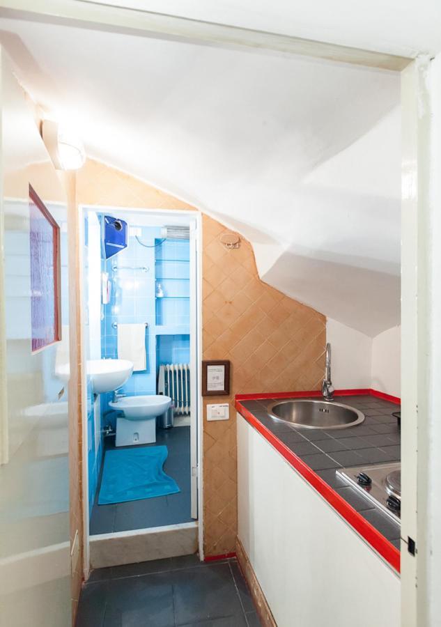 Independent In Trevi Fountain - Spain Square *