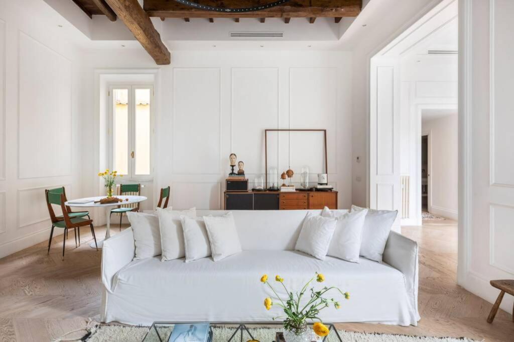 Casa Luce, A Burghesius * Roma