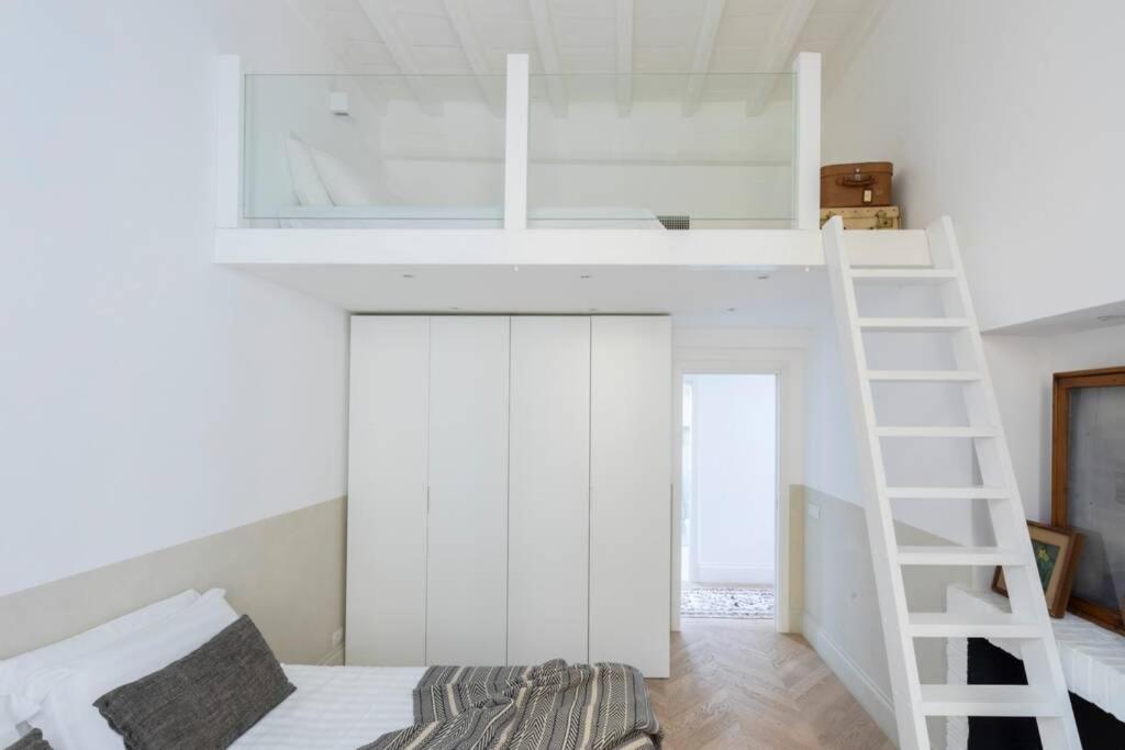 Casa Luce, A Burghesius