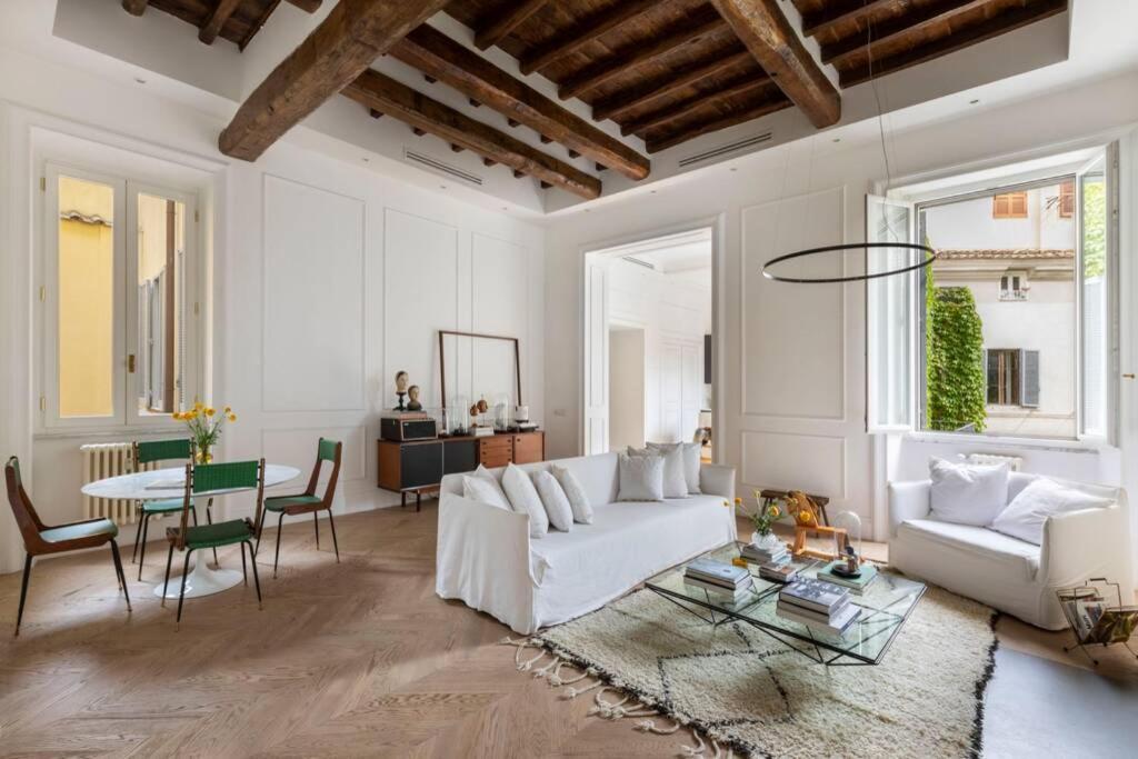 Casa Luce, A Burghesius Roma