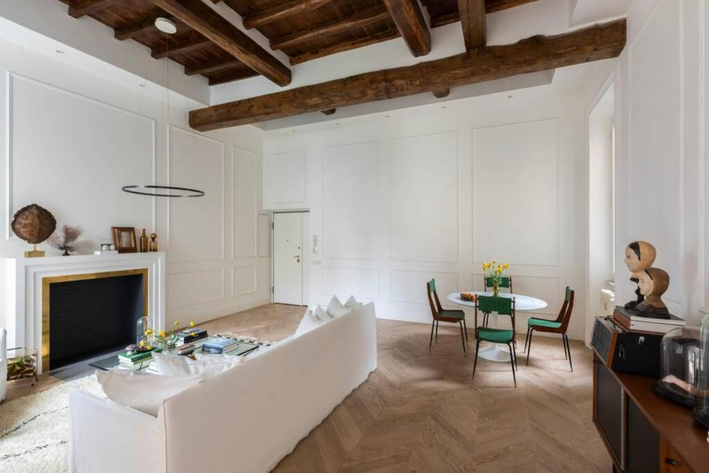 Casa Luce, A Burghesius