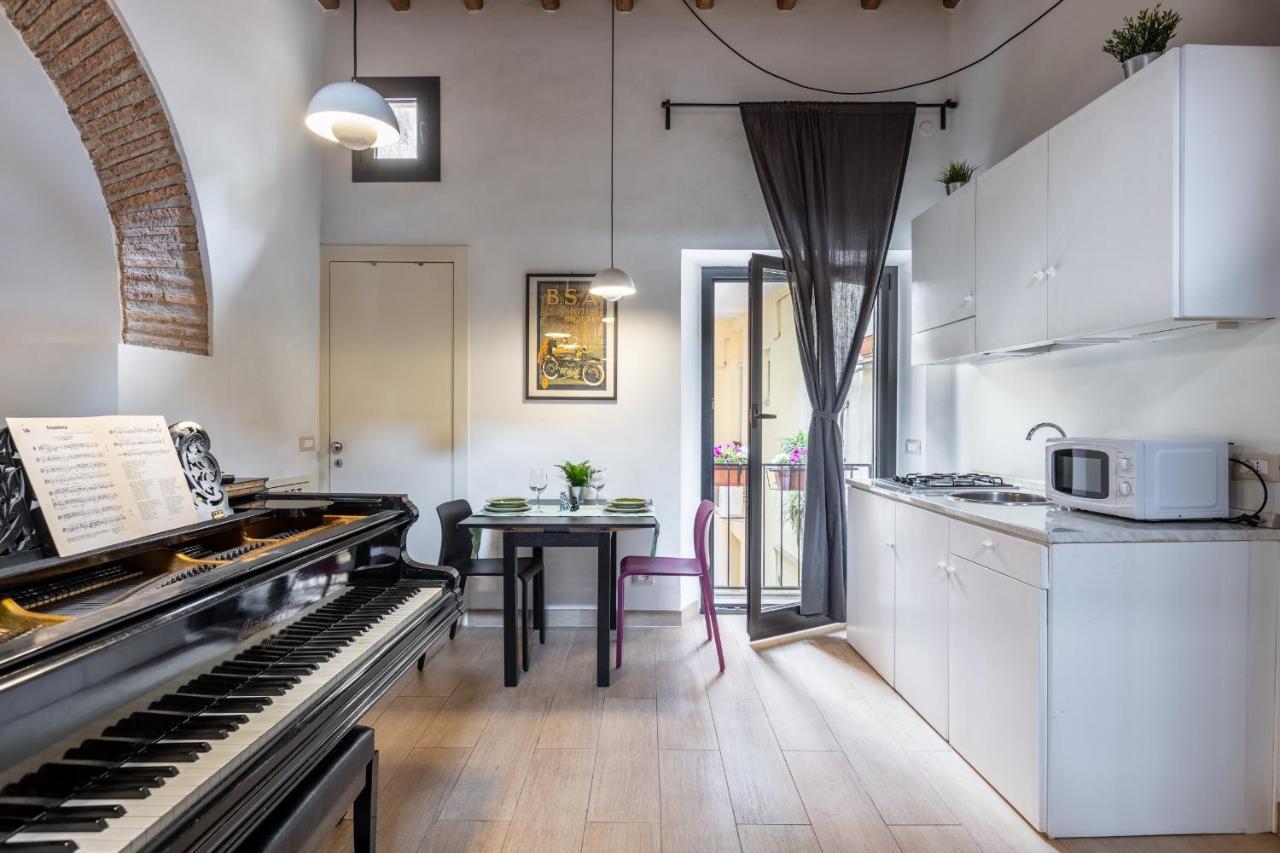 Musician Colosseo With Piano Apartment
