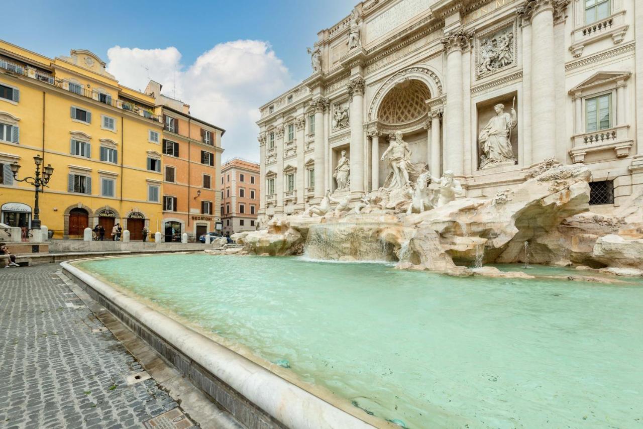 Trevi Fountain Square View Luxury *