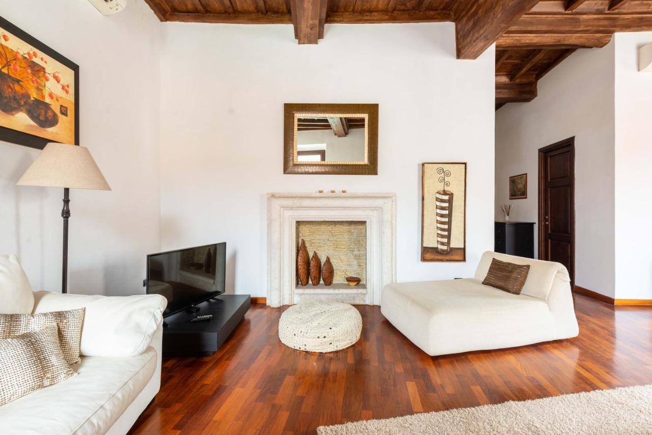 Trevi Fountain Square View Luxury Roma