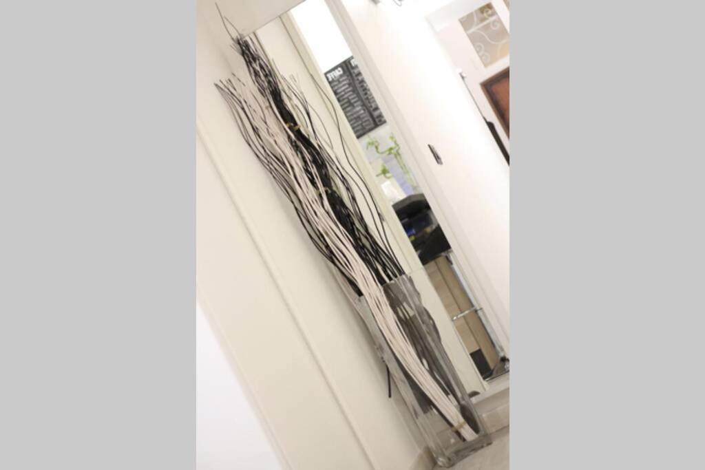 Elegant In Inner At Vatican - Netflix And Optical Fiber Roma