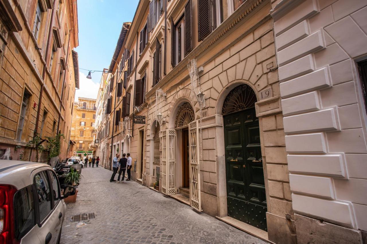 Family In Via Del Corso Central * Roma