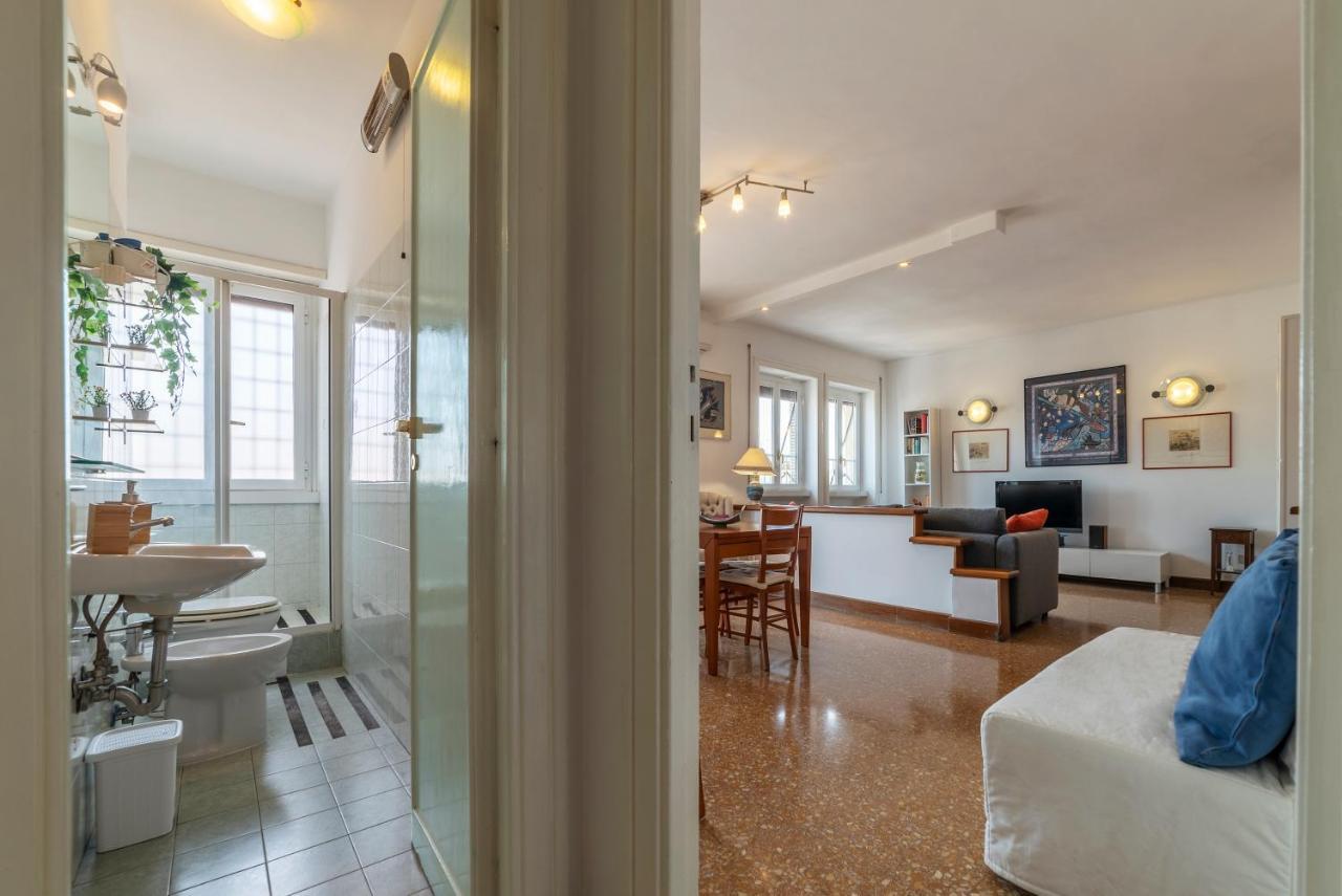 Appartamento Roomy And Bright With Terrace Roma