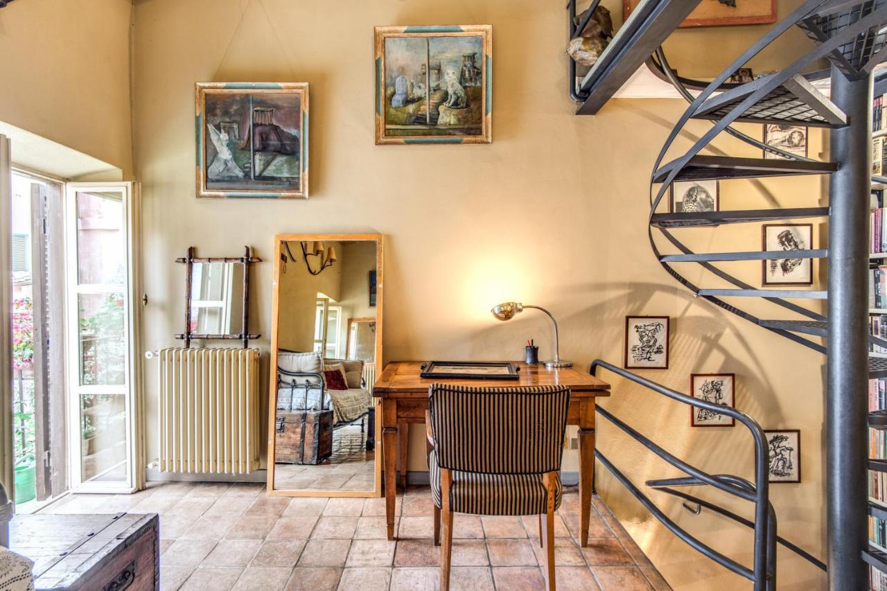 The Red House at Arco degli Acetari * Roma