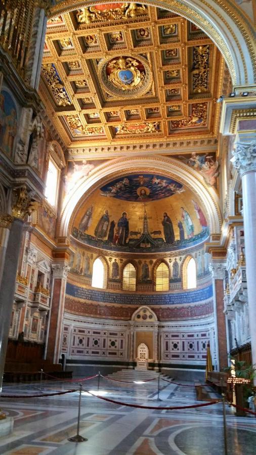 Large And Bright Amazing View Basilica San Giovanni In Laterano Roma