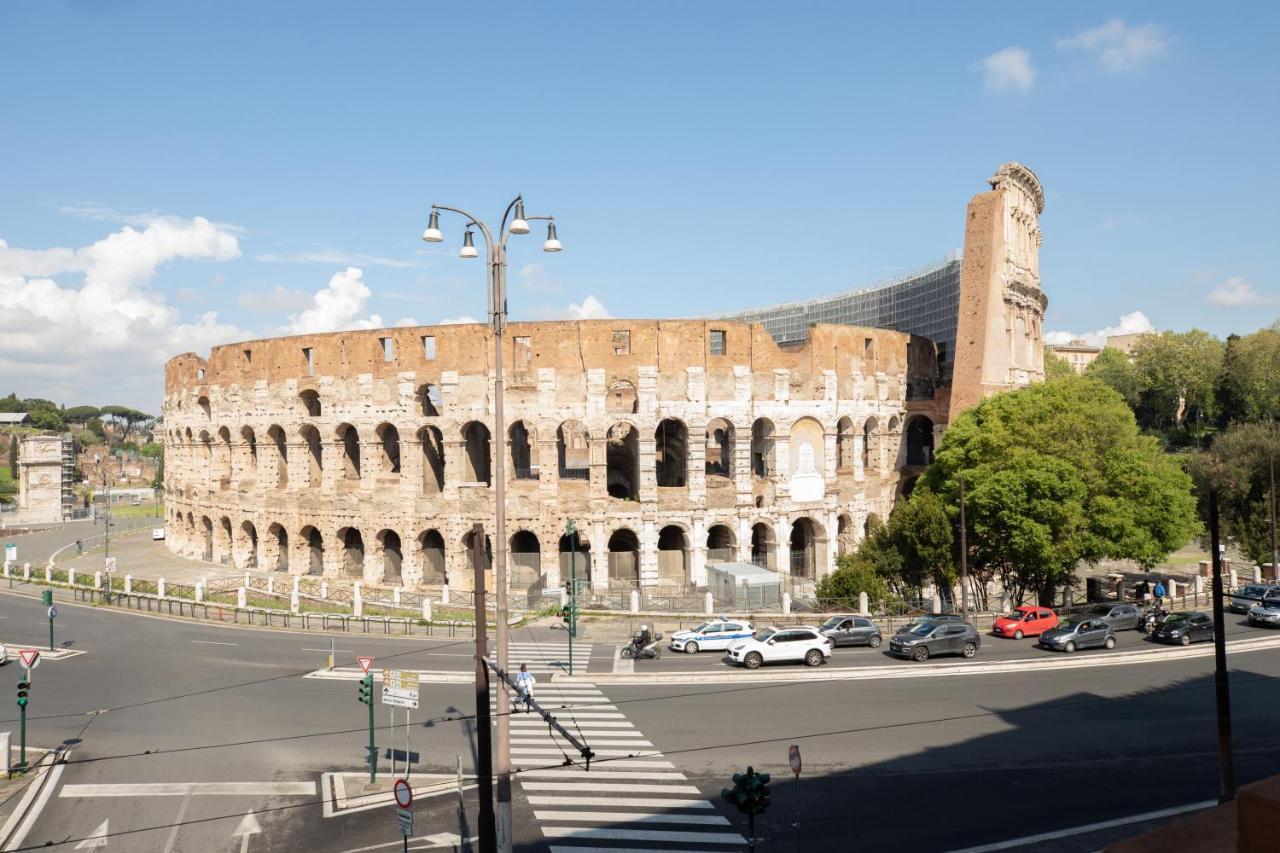 Iflat Unforgettable In Front Of Colosseum * Roma
