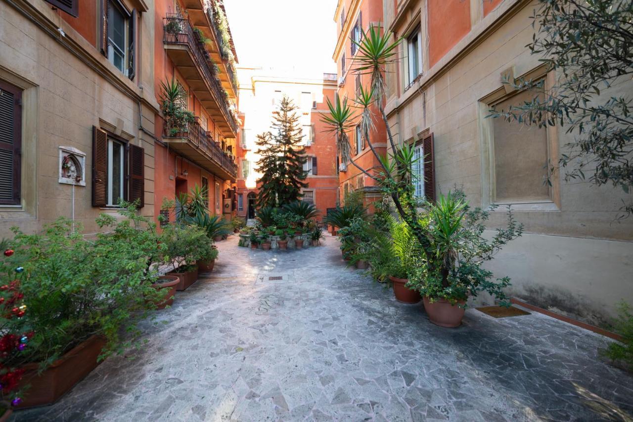 Cento Passi Dal Vaticano Roma