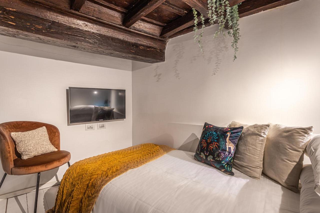 Lucrezia - Close To Piazza Navona Rom