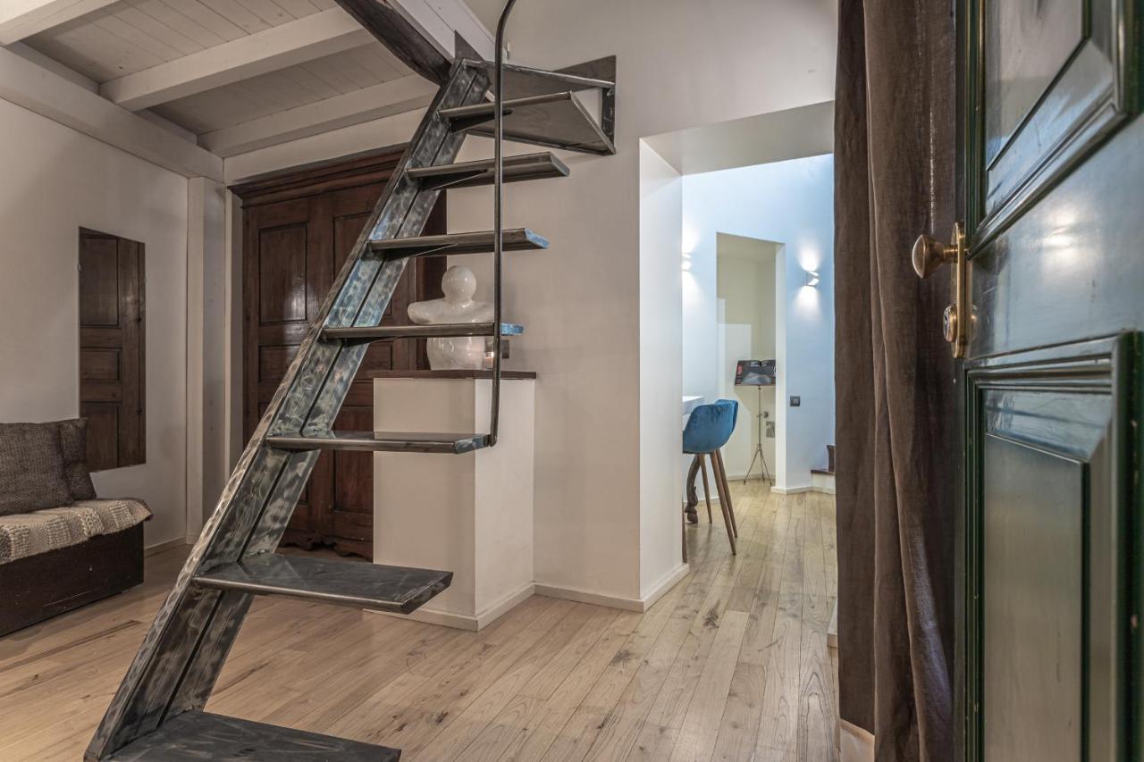 Lucrezia - Close To Piazza Navona *