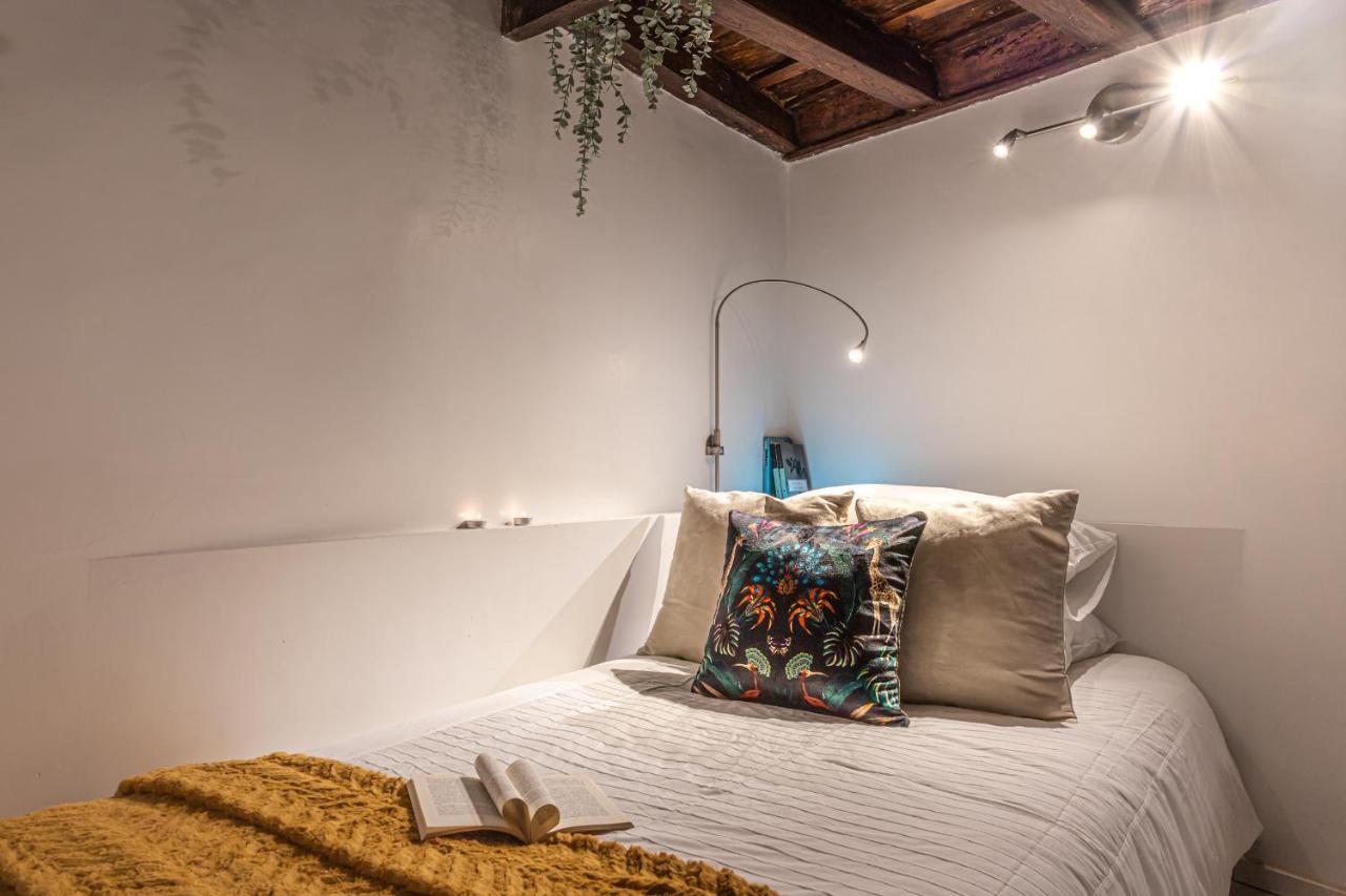 Lucrezia - Close To Piazza Navona * Rom
