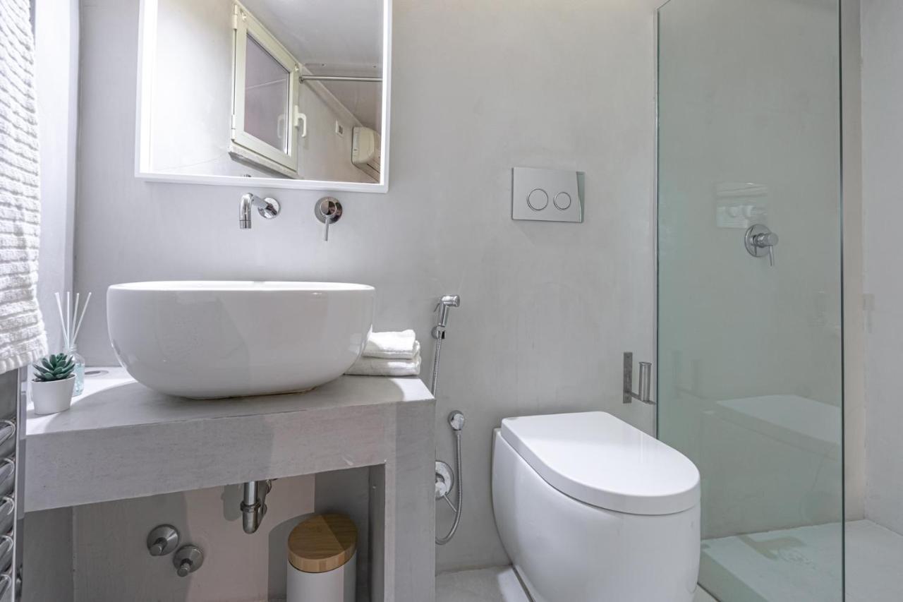 Lucrezia - Close To Piazza Navona