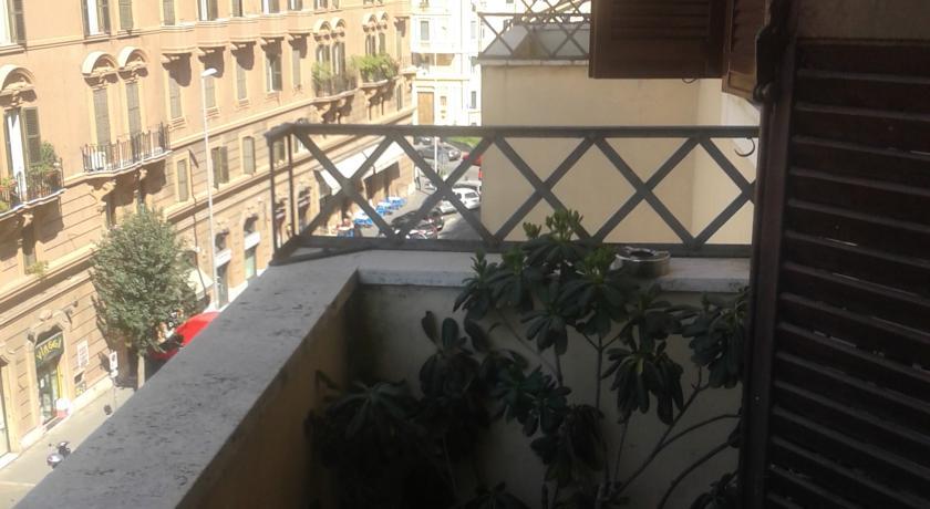 The Pope's Window 2* Roma