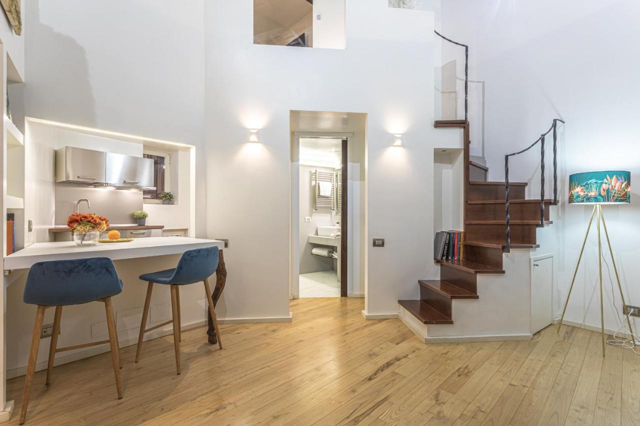 Lucrezia - Close To Piazza Navona