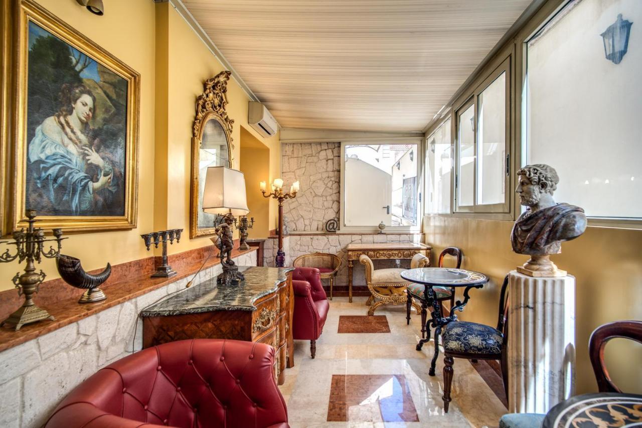 Hotel Aurelius Art Gallery