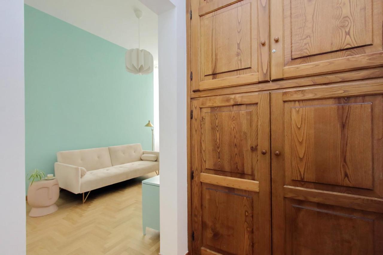 Take Me - Forum Apartment Rom