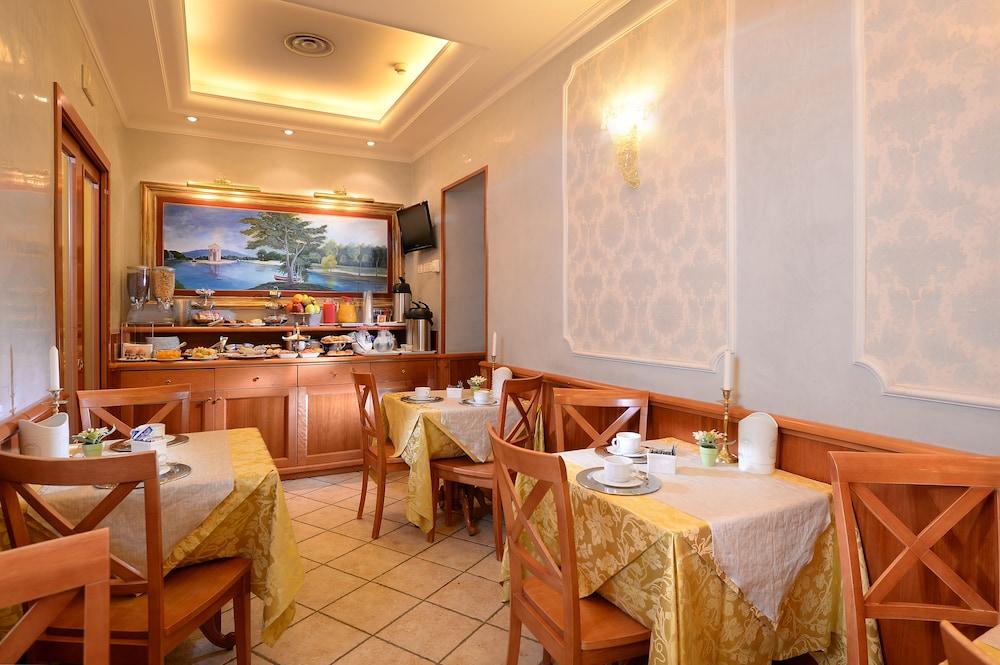 Golden Hotel 2*