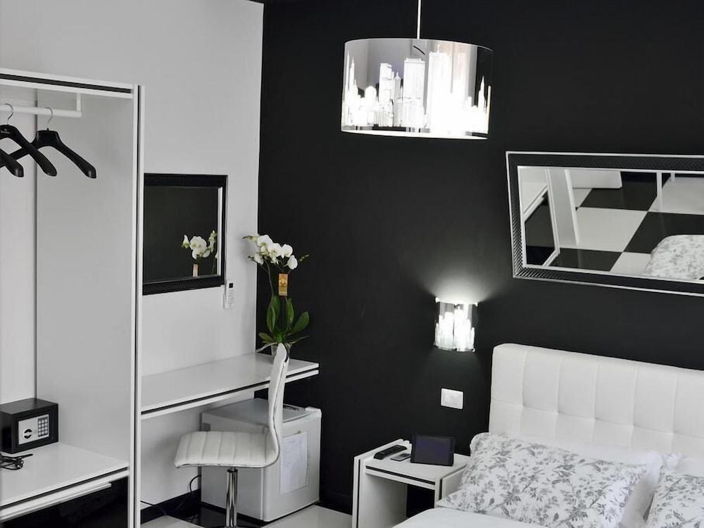 Black & White G&g Bed and breakfast