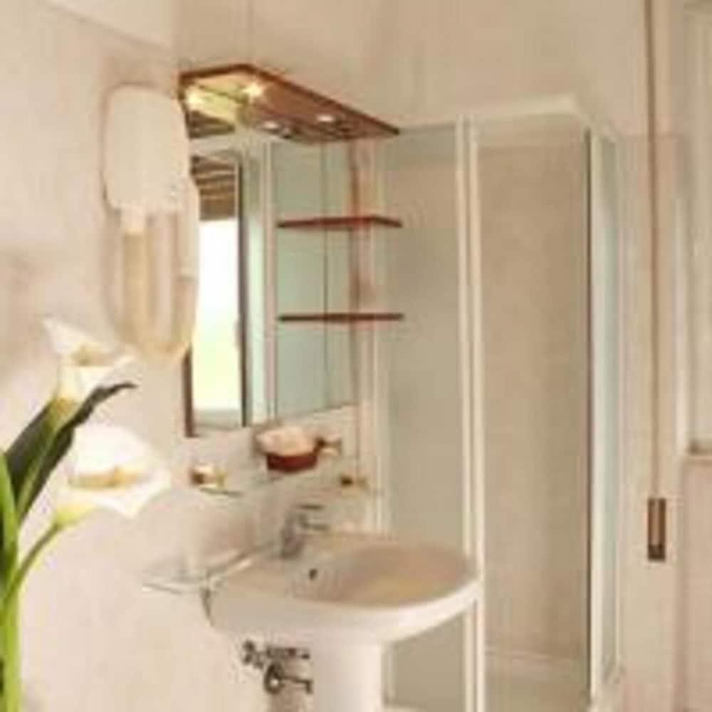 Cassia Hotel
