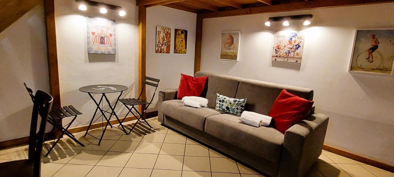 Gemelli Holidays -2 Easy Lofts, Groundfloor With Courtyard, Mezzanine Bedroom, Baby & Pet Friendly, Near Monte Mario Station Connecting To Center In 20 Minutes, 2 Steps From Bus, Groceries, Restaurants, Park, Cycle Path - Warm Guest Care In 4 Languag