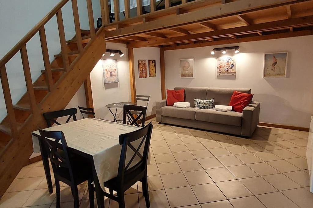 Gemelli Holidays -2 Easy Lofts, Groundfloor With Courtyard, Mezzanine Bedroom, Baby & Pet Friendly, Near Monte Mario Station Connecting To Center In 20 Minutes, 2 Steps From Bus, Groceries, Restaurants, Park, Cycle Path - Warm Guest Care In 4 Languag * Roma