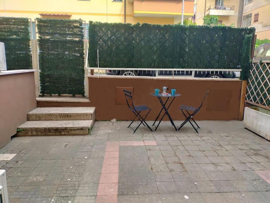 Gemelli Holidays -2 Easy Lofts, Groundfloor With Courtyard, Mezzanine Bedroom, Baby & Pet Friendly, Near Monte Mario Station Connecting To Center In 20 Minutes, 2 Steps From Bus, Groceries, Restaurants, Park, Cycle Path - Warm Guest Care In 4 Languag Roma