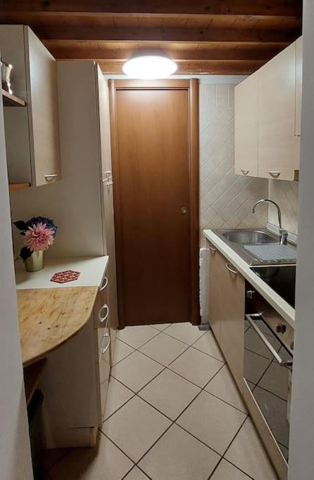 Leilighet Gemelli Holidays -2 Easy Lofts, Groundfloor With Courtyard, Mezzanine Bedroom, Baby & Pet Friendly, Near Monte Mario Station Connecting To Center In 20 Minutes, 2 Steps From Bus, Groceries, Restaurants, Park, Cycle Path - Warm Guest Care In 4 Languag