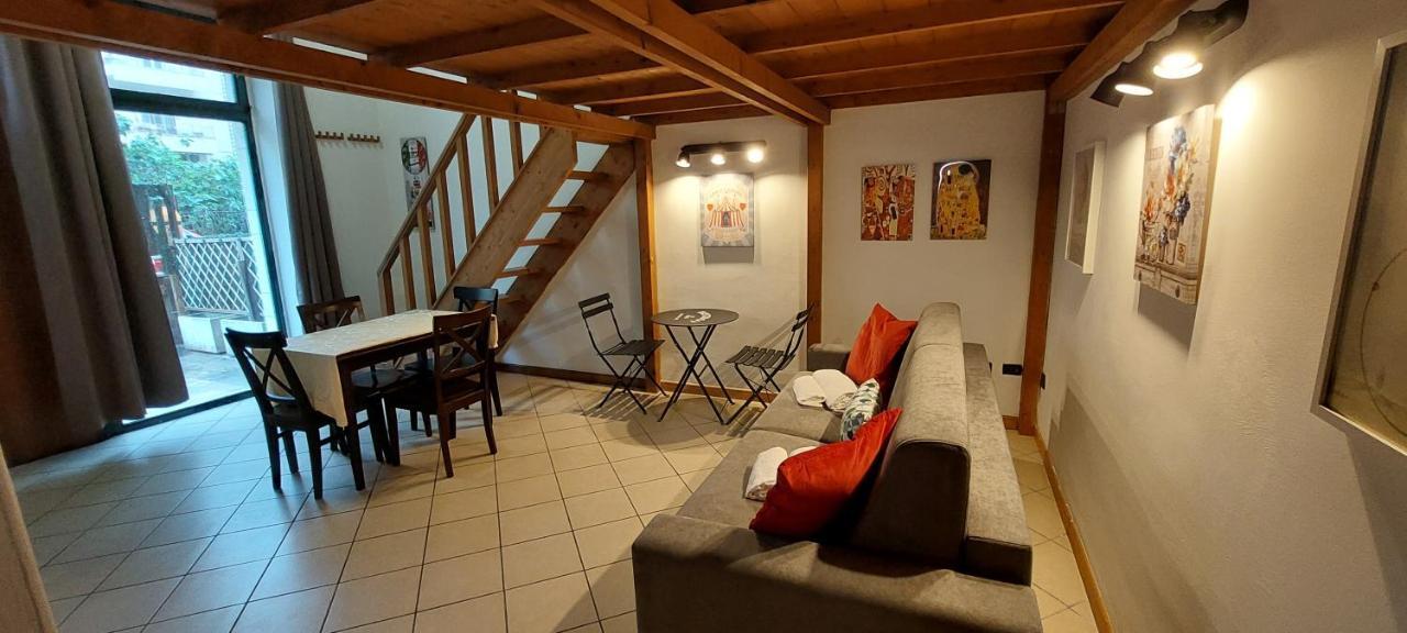 Gemelli Holidays -2 Easy Lofts, Groundfloor With Courtyard, Mezzanine Bedroom, Baby & Pet Friendly, Near Monte Mario Station Connecting To Center In 20 Minutes, 2 Steps From Bus, Groceries, Restaurants, Park, Cycle Path - Warm Guest Care In 4 Languag Leilighet