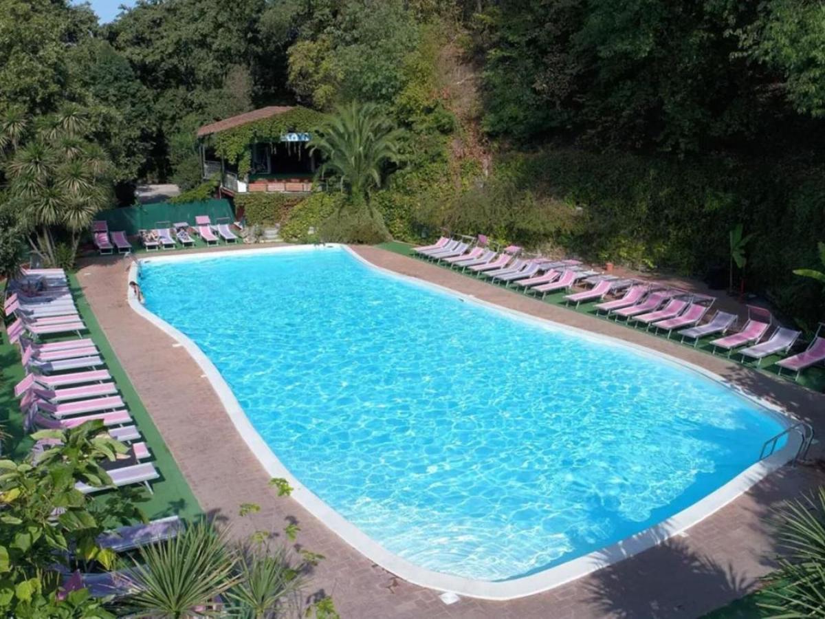 Casa de férias Chalet Near In A Park With Shared Swimming Pool *