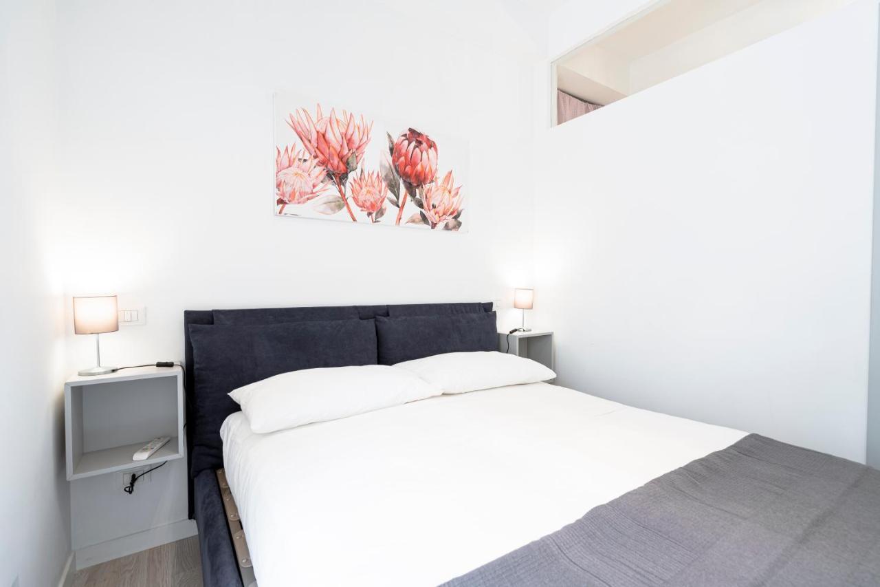 Appia Purple Terrace In Apartment