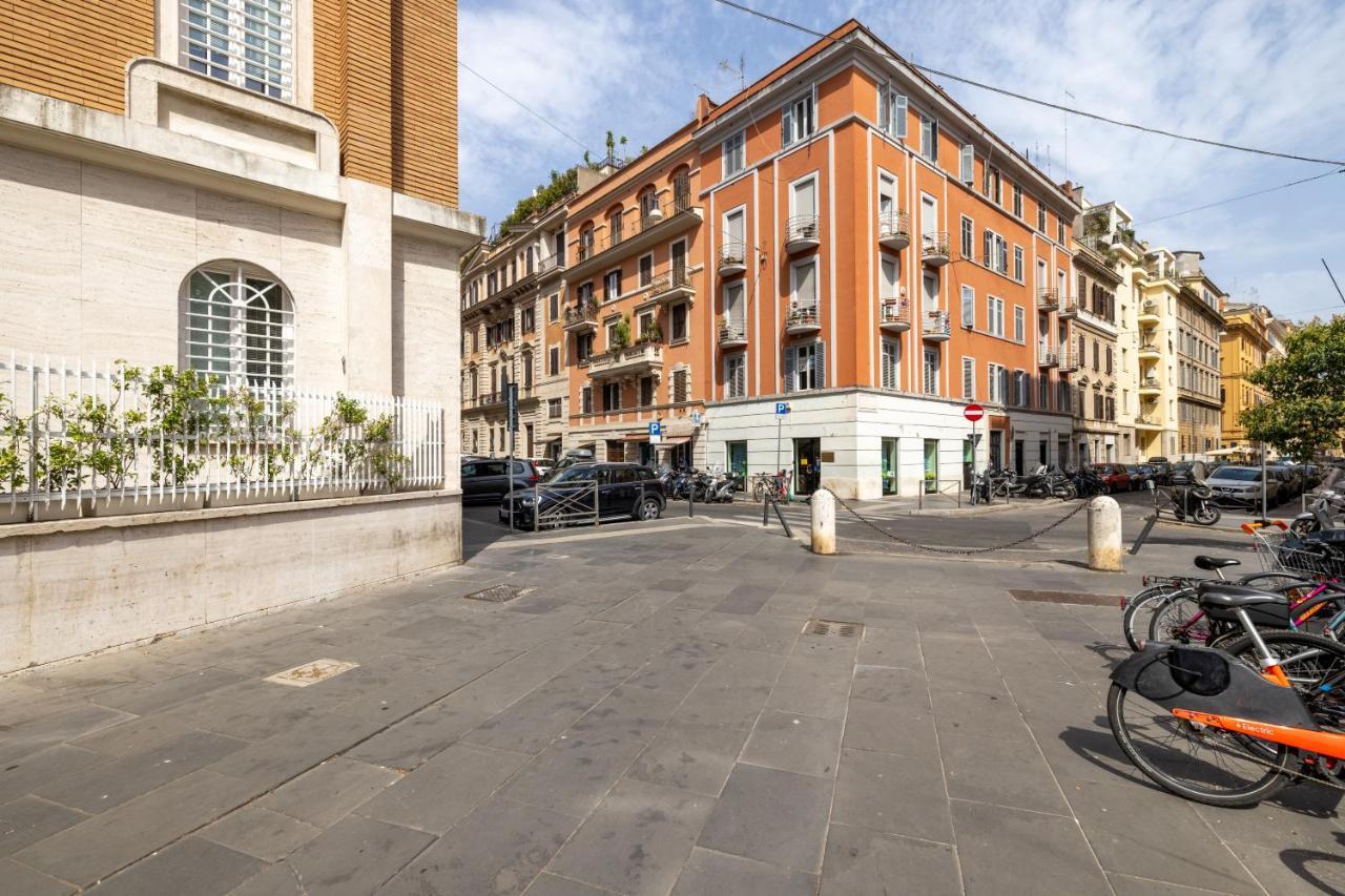 Charming With Patio A Few Steps From Colosseum Roma