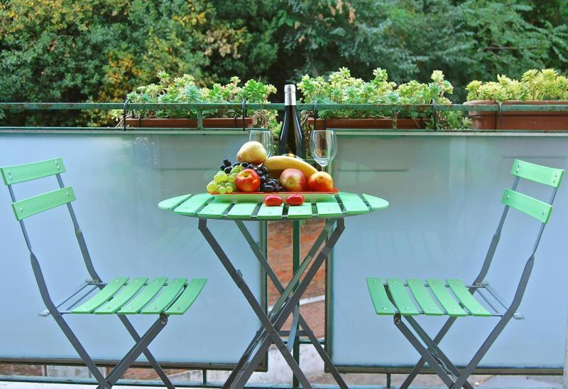 At Colosseo With Terrace Overlooking The Garden By Lyon Apartamento