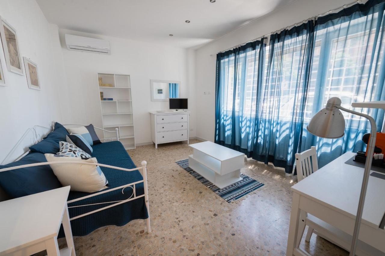 Casa Rosa Beige E Blu Roma