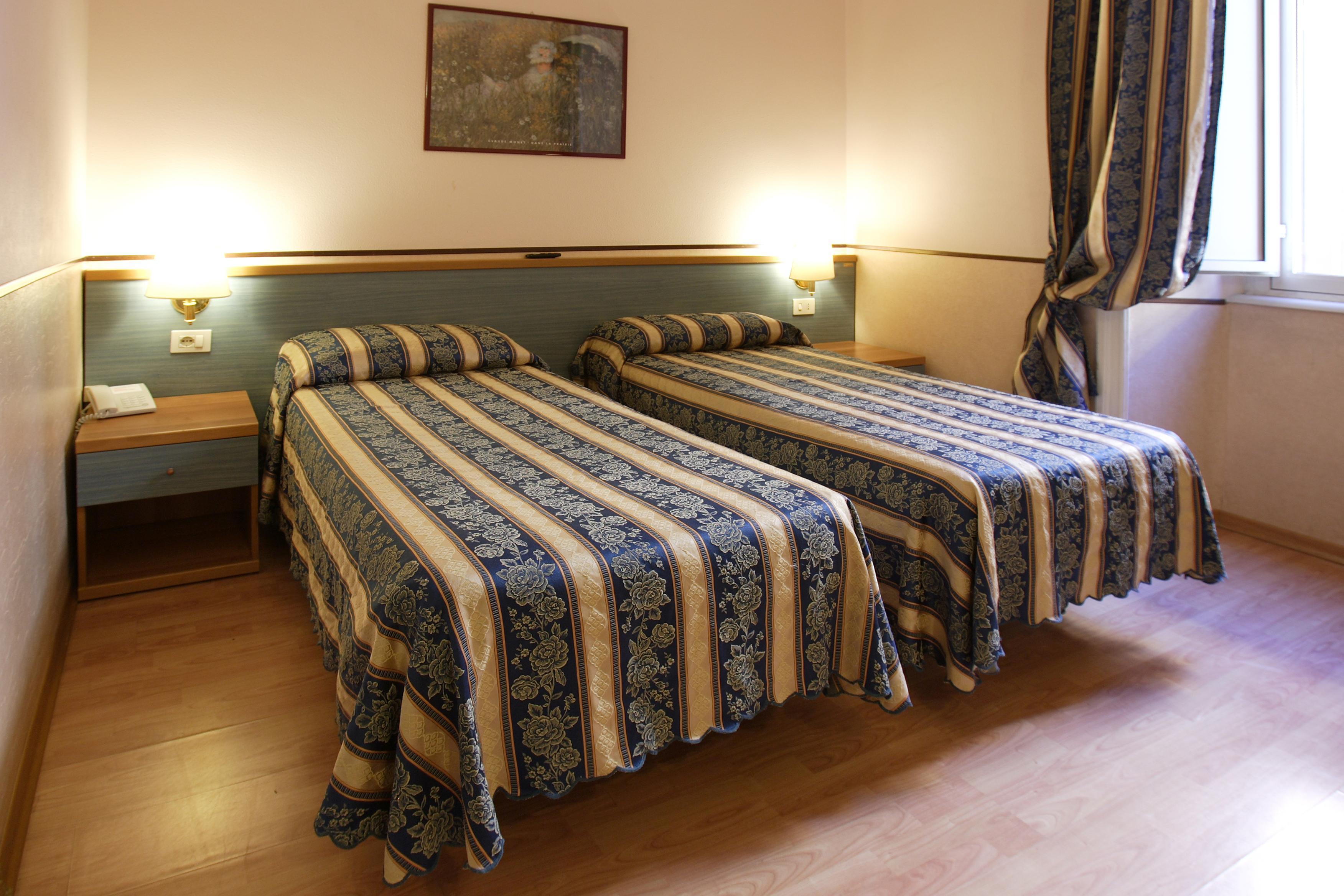 Lazzari Hotell 2*