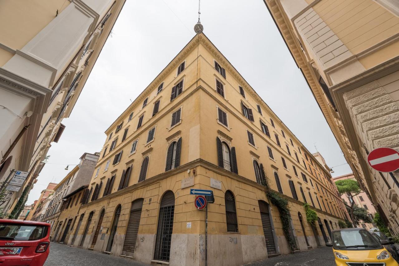 Warm In Ancient Building In Vatican-p S Pietro Leilighet *