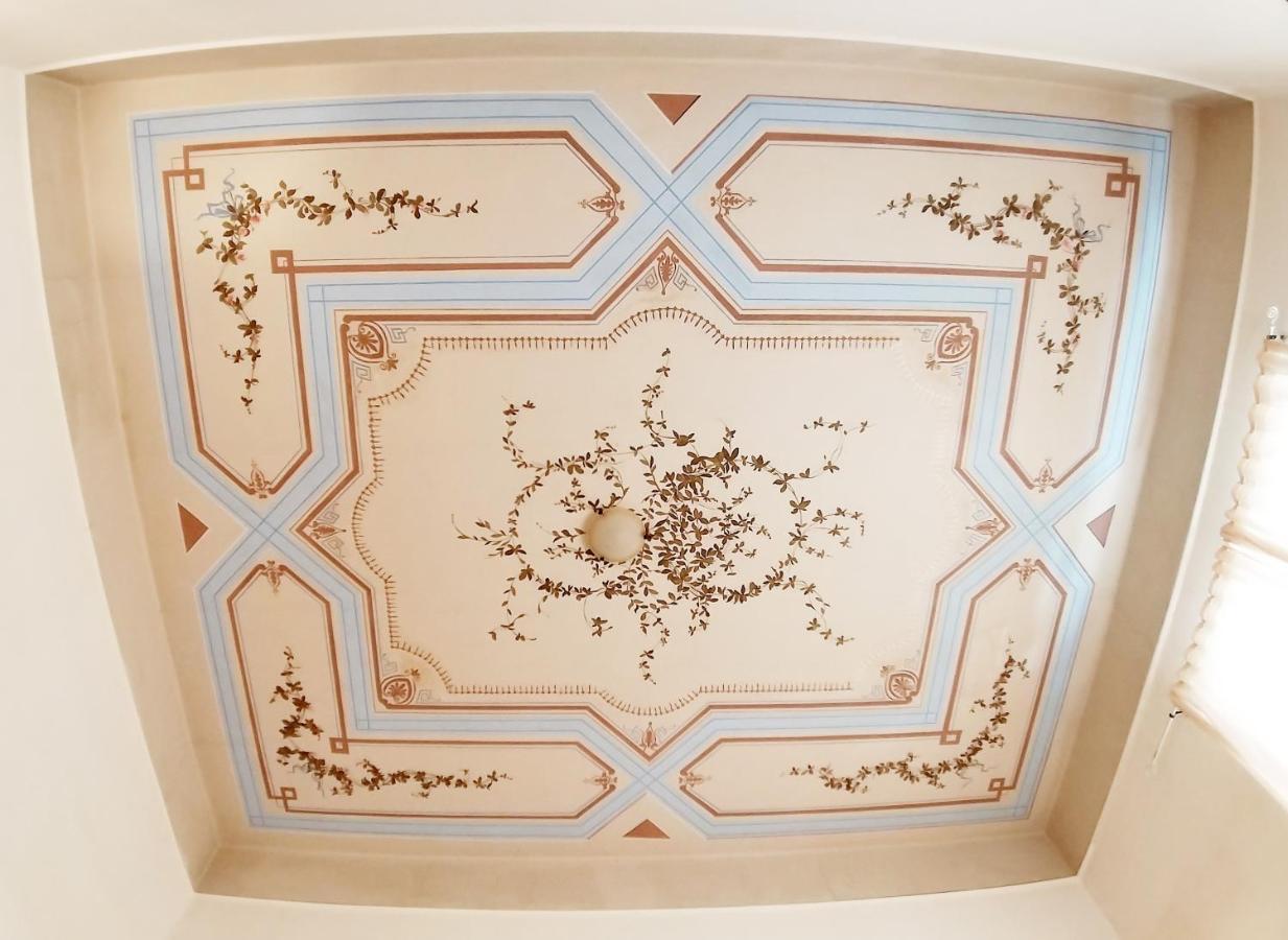 Apartamento 19th Century Fresco Flat Close To The Colosseum Roma