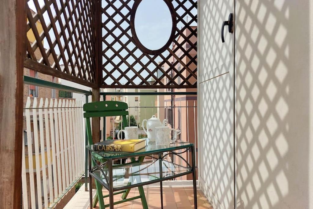 Relax With 2 Balconies - 2 Bedroom Flat, 3rd Floor With Lift, High Comfort, Quite, A Walk From Urban Train Station Gemelli And Metro A Stops Battistini & Cornelia Connecting To Center In 20 Minutes, 2 Steps From Bus Stop, Cycle Path, Groceries *