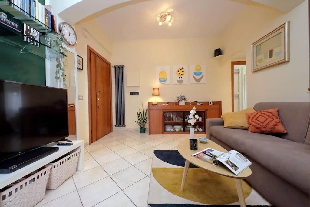 Relax With 2 Balconies - 2 Bedroom Flat, 3rd Floor With Lift, High Comfort, Quite, A Walk From Urban Train Station Gemelli And Metro A Stops Battistini & Cornelia Connecting To Center In 20 Minutes, 2 Steps From Bus Stop, Cycle Path, Groceries