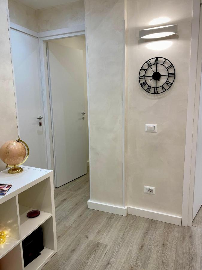 Close To The Coloseum, 2 Minutes Walk From Metro A Apartment Rom