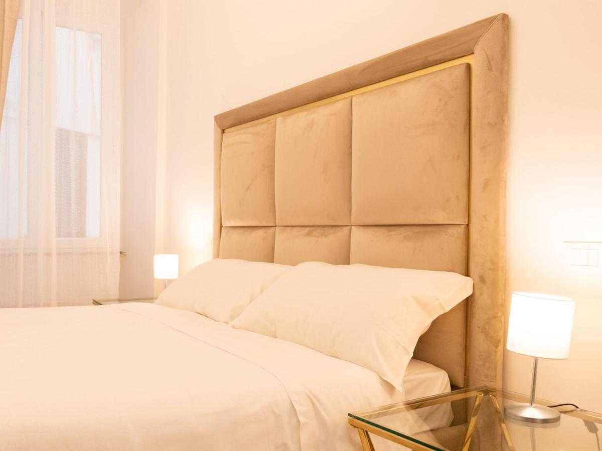 The Rent - Elegant Five-bedrooms Near Colosseo Apartment Rome
