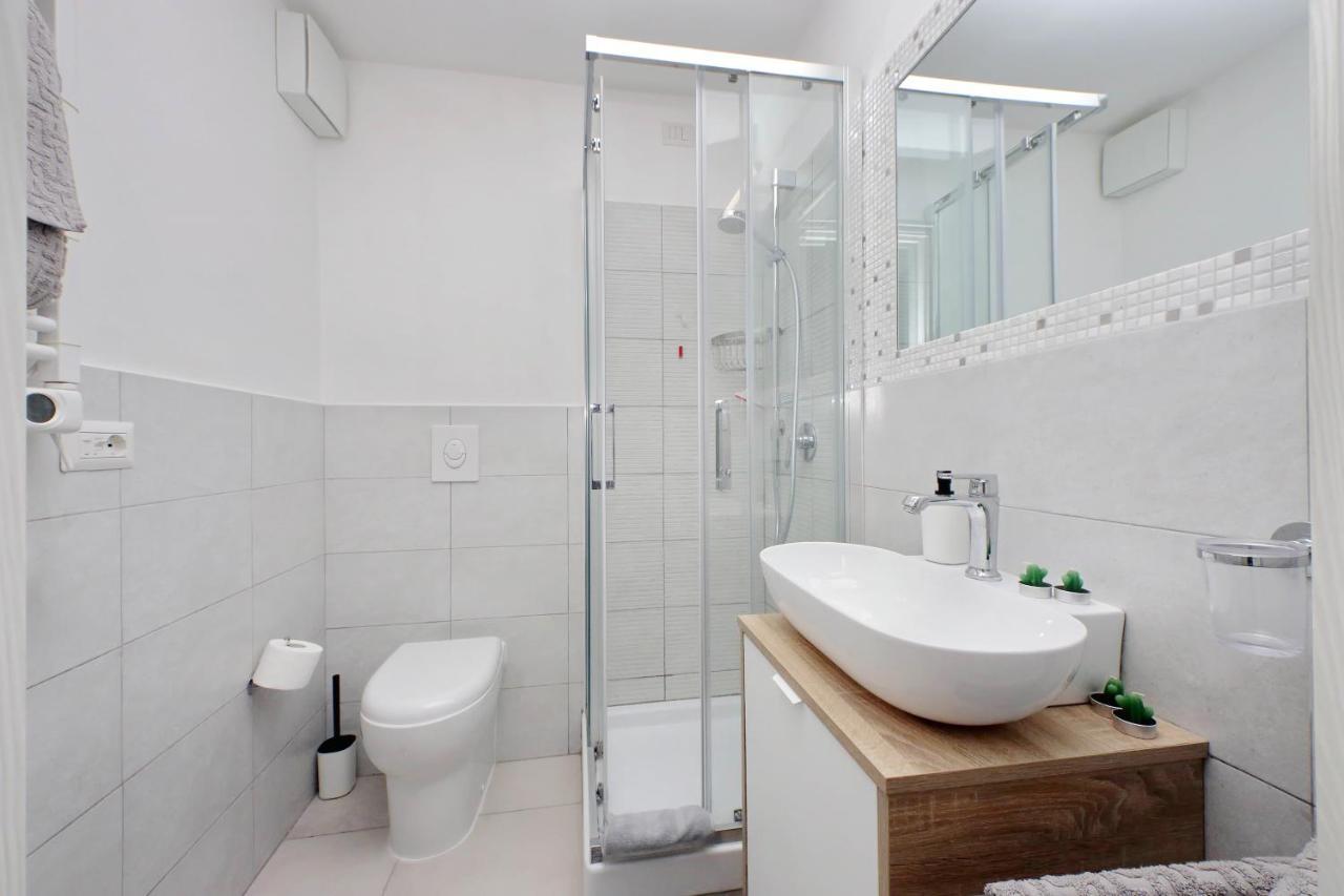 Castro Pretorio -1st Floor Of Historic Mansion With Lift, Comfortable, Baby Friendly, Bike Parking, Quiet And Guarded Area In Front Of Officers Headquarters 5 Minutes Walk From Termini Railway & Metro Station - Genuine Guest Care In 4 Lang Apartamento