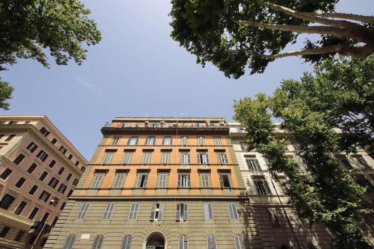 Castro Pretorio -1st Floor Of Historic Mansion With Lift, Comfortable, Baby Friendly, Bike Parking, Quiet And Guarded Area In Front Of Officers Headquarters 5 Minutes Walk From Termini Railway & Metro Station - Genuine Guest Care In 4 Lang * Rom